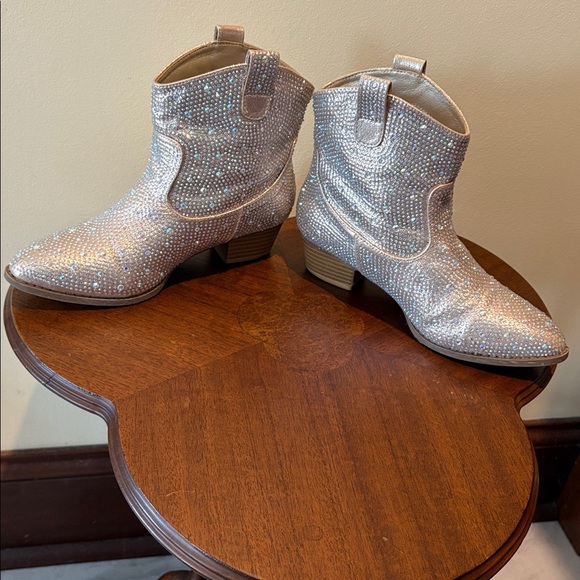Forever Link rhinestone cowboy boots  silver 8.5”h pull on  1.5”heel pointed toe - Picture 2 of 12